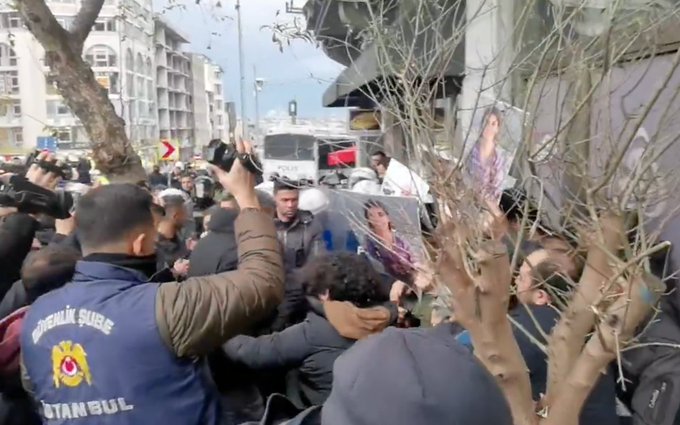 İki gazetecinin öldürülmesini protesto eden gazeteciler gözaltına alındı